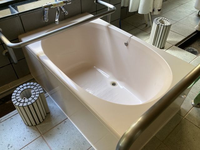 リラックスできる浴室 浴室 手すり付きで安全に利用できる浴槽です。入浴する方が安心して過ごせます。