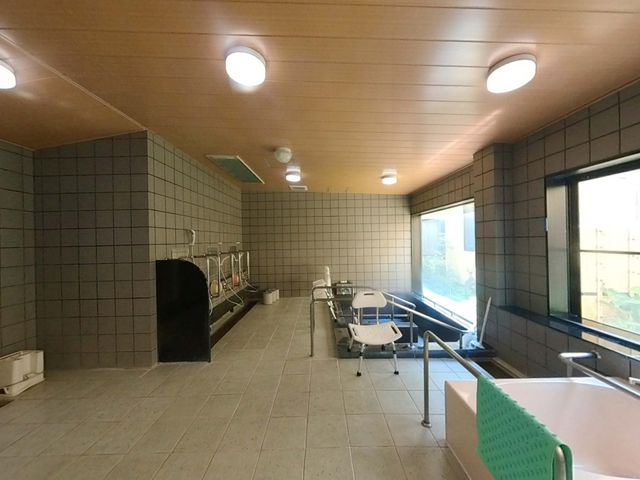 明るい浴室の風景 浴室 広々とした空間で、明るさが感じられる浴室です。安全に配慮した手すりが設置されています。