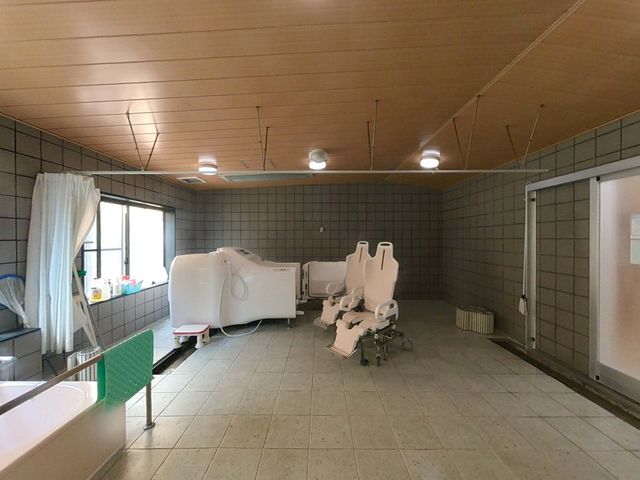 広々とした浴室 浴室 清潔で広々とした空間には、最新の設備が備わっています。自然光が差し込む明るい場所です。