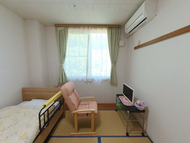 静かな居室 居室 窓から自然光がたっぷり入る心地よい部屋です。エアコンも完備されていますので快適に過ごせます。
