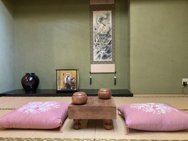 和の趣漂う部屋 和室 座布団が配置された落ち着いた空間で、和の雰囲気を感じながらリラックスできます。