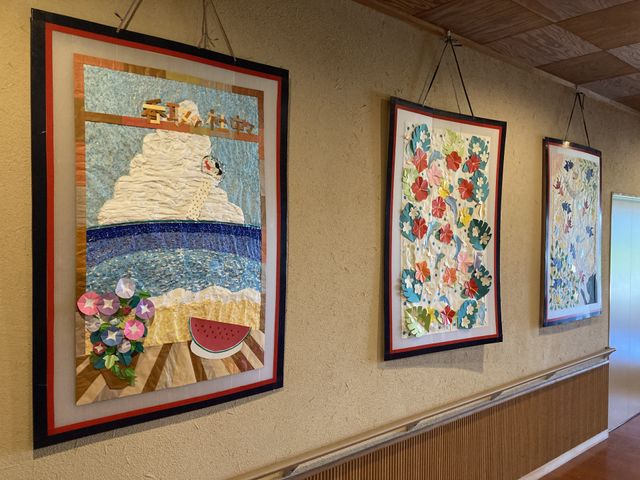 絵が飾られた廊下 廊下 壁には色鮮やかな絵が並び、通る人を楽しませる飾り付けがされています。