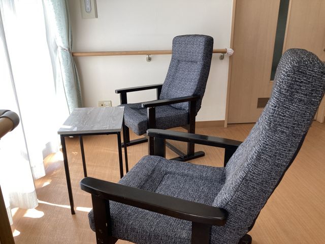 広々とした居室 居室 自然光が差し込む居室で、快適な空間が広がっています。椅子に座りながら寛げます。