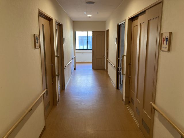 明るい廊下 廊下 優しい照明が照らす廊下です。手すり付きで、安全性が配慮されています。