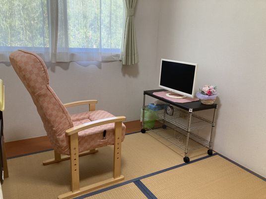 畳が敷かれた洋室