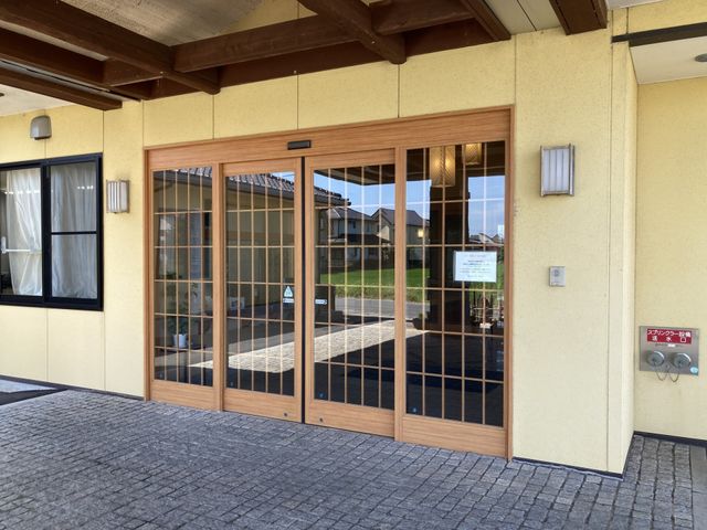 入りやすい玄関 エントランス 玄関は広く、車椅子でも容易に出入りできます。自然光が差し込む明るいエントランスです。