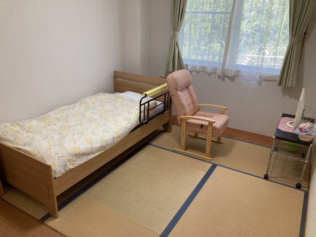 シンプルな居室 居室 自然光が差し込む和室の居住空間です。シンプルで落ち着いた雰囲気を提供します。