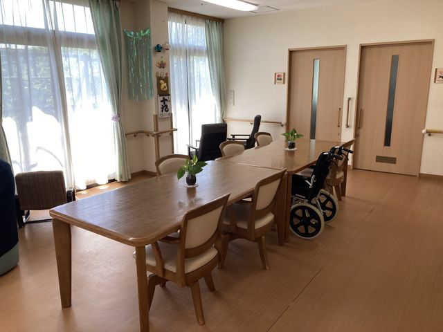 日差しが差し込むラウンジ ラウンジ 明るい日差しが差し込むラウンジです。車椅子でも快適に過ごせる広々としたスペースですね。