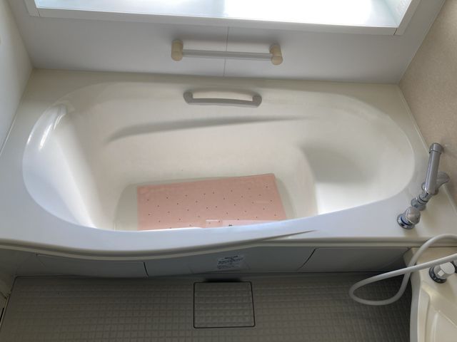 明るく清潔な浴室 浴室 大きな窓から自然光が入り、清潔感のあるバスタブの設置が特徴です。明るい雰囲気で安心して利用できます。