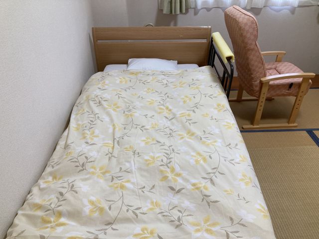 一人用の寝室 居室 シンプルかつ快適な寝室です。自然光が入り、明るい雰囲気です。