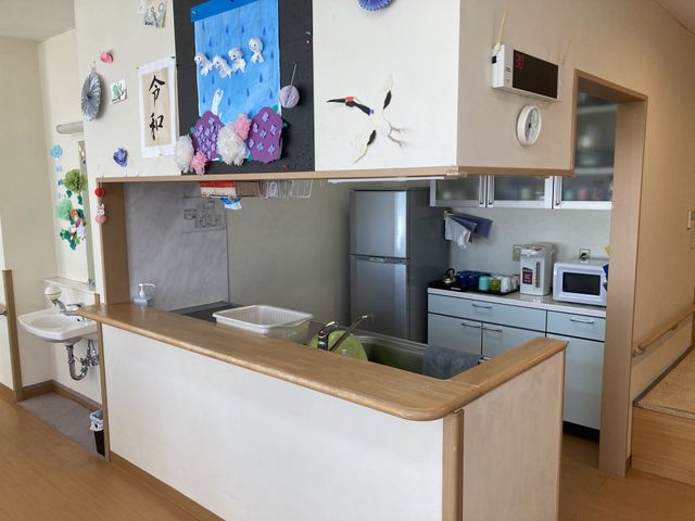 居室内のキッチン キッチン   落ち着いた配置のキッチンエリアです。調理器具は手の届く範囲に整えられています。