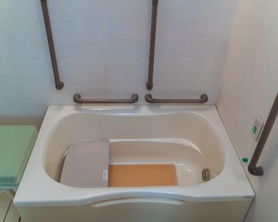手すり付きバスルーム