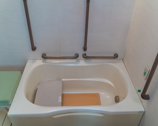 手すり付きバスルーム