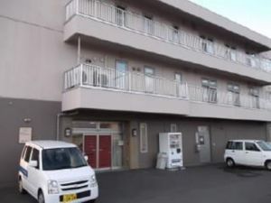 建物外観と駐車スペース