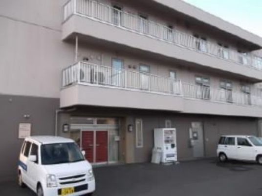 建物外観と駐車スペース