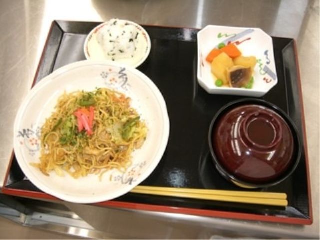 栄養満点の食事セット 食事 バランスの取れたメニューで、栄養面も考慮したお食事を提供しており、毎日の健康をサポートします。