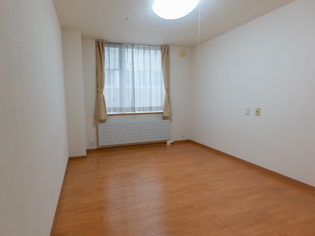 シンプルな居室の空間 居室 広々として明るい居室です。ご自身でアレンジ可能な空間で、新しい生活を始められます。