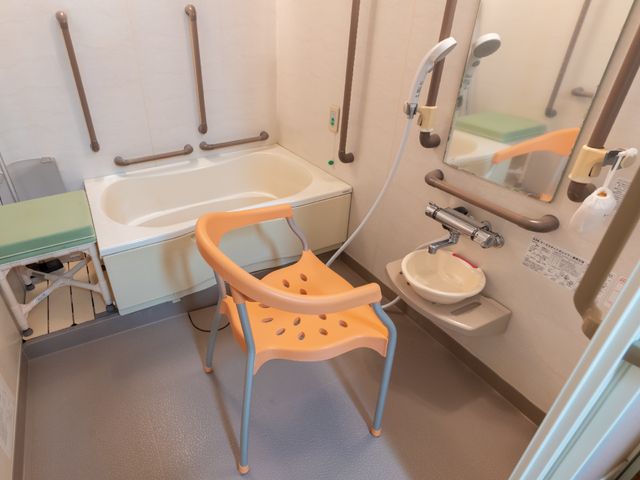 バリアフリーの設計浴室 浴室 安全に配慮された浴室では、手すりやシャワーチェアを完備しており、安心してご利用いただけます。