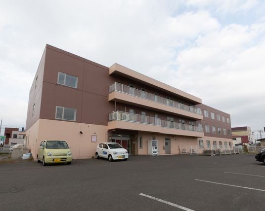 建物の外観と駐車場