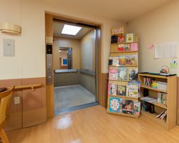 エレベーター横の書棚