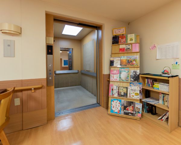 エレベーター横の書棚