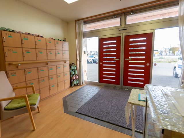 明るいエントランス風景 玄関 広々とした清潔感のあるエントランスです。明るい光が差し込むこの場所から、日々の活動が始まります。