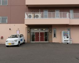 ピンクの建物のエントランス