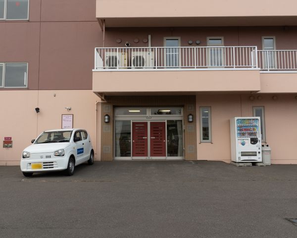 ピンクの建物のエントランス