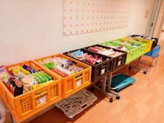 備品を並べた多目的室  