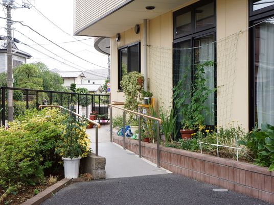 緑豊かな入口アプローチ