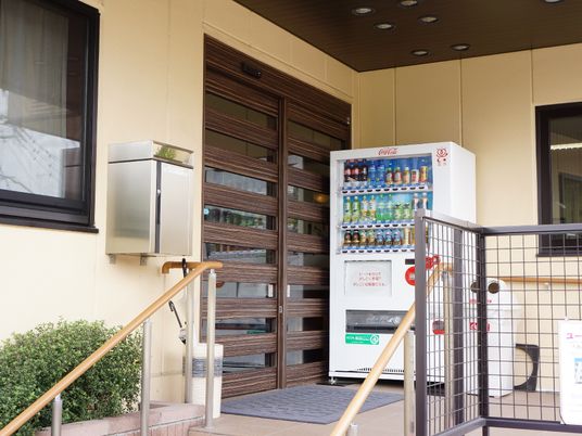 手すり付き入口と自動販売機