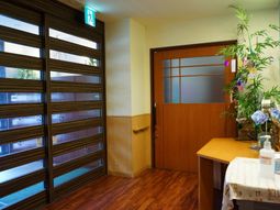 エントランスの明るい風景