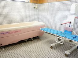 介護用浴槽とシャワーベッド