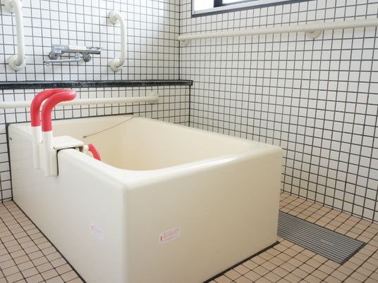 手すり付きの浴室