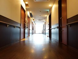 清潔感ある広々廊下