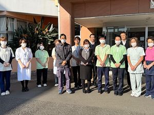施設前に並ぶ職員たちの外観  
