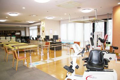 運動器具のある広い部屋