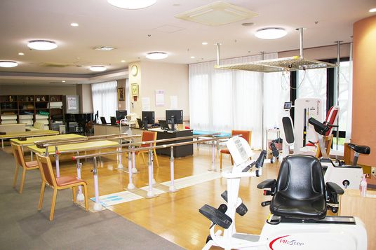 運動器具のある広い部屋