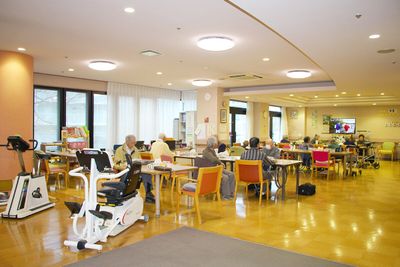 椅子が並ぶ広々した部屋