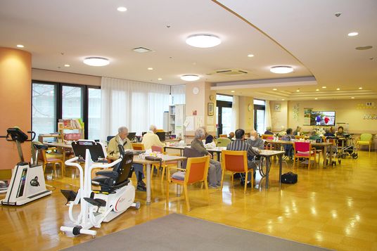 椅子が並ぶ広々した部屋
