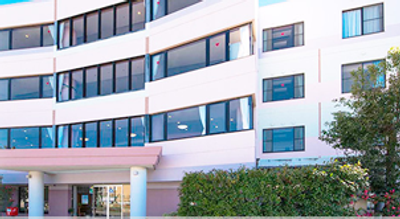 明るい建物の外観