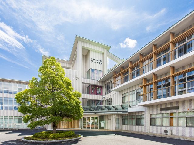 緑豊かな外観 外観 自然光が降り注ぐ明るいエントランスがお出迎えします。広々とした敷地に緑が映える落ち着いた佇まいです。