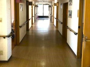 手すり付きの廊下  