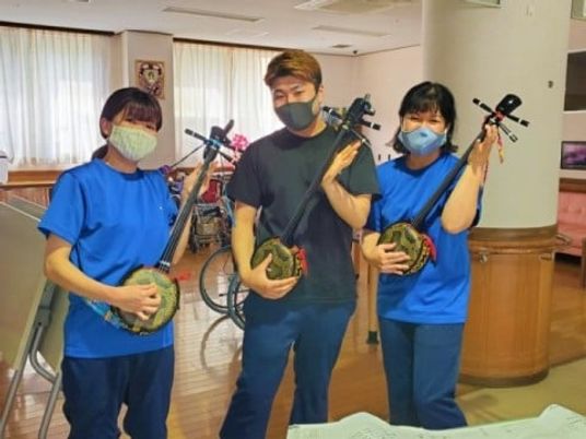 楽器を持つスタッフ