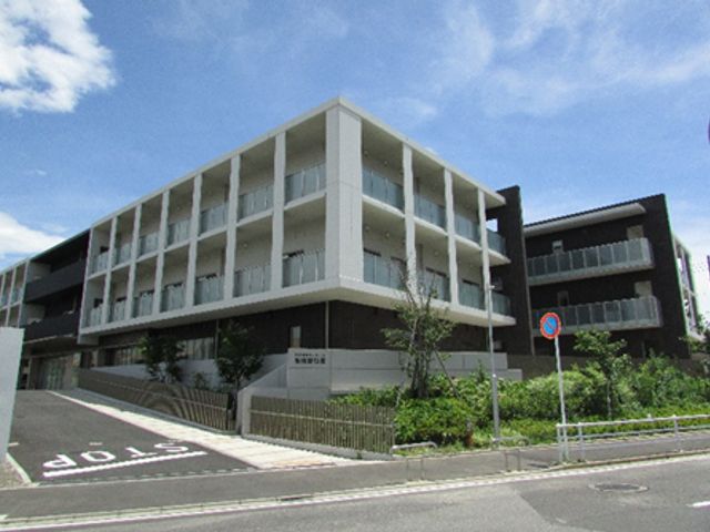 ゆとりのある外観 外観 広々とした環境に佇む落ち着いた雰囲気の建物です。訪れる方々の心を和ませるエントランスがお出迎えします。