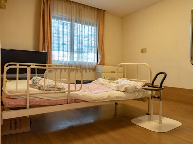 ベッドと椅子のある居室