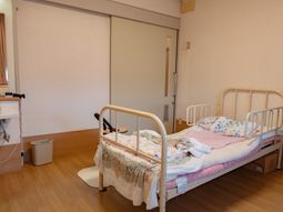 落ち着いた色合いの居室
