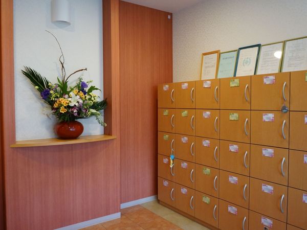 エントランスの花と郵便受け