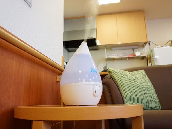 加湿器が置かれたリビング