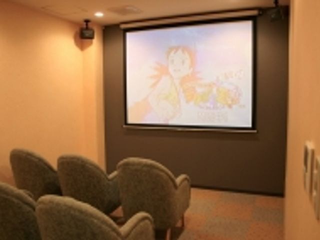 映像鑑賞に適した部屋 シアタールーム 快適な椅子が並ぶ落ち着いたシアタールームです。リラックスしながら映像を楽しめます。